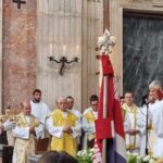 Francisco Simões do Paço delivers the crown to Card. de Mendonça. CONFRATERNITAS.EU